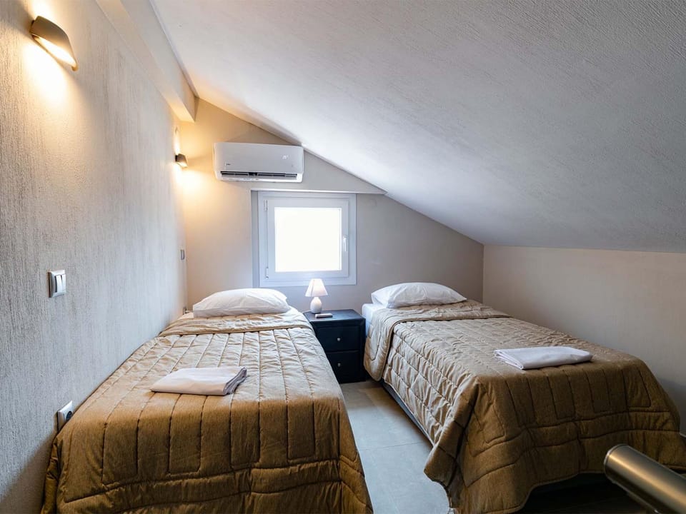 Bed, Photo of the whole room, Bedroom, towels, air conditioner