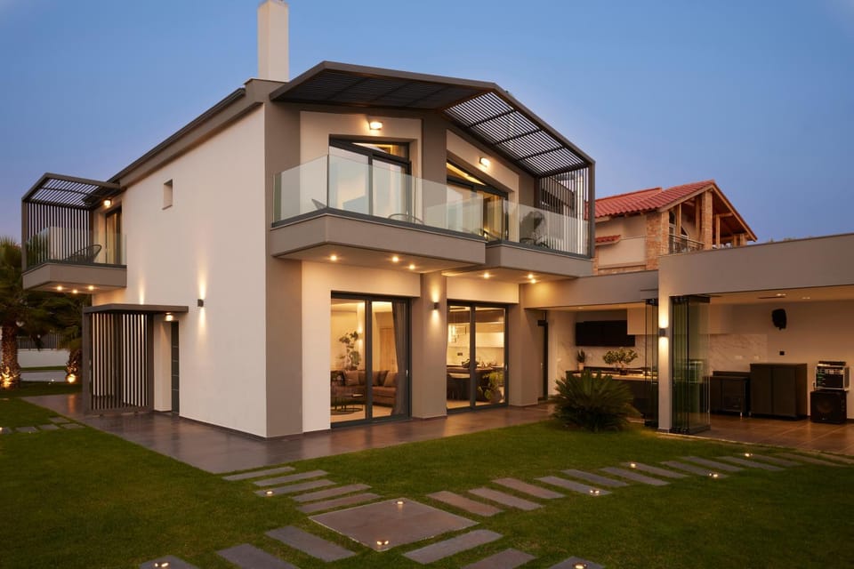 Property building, Patio, Night, BBQ facilities, Garden, Garden, Balcony/Terrace, Living room, Garden view, Garden view