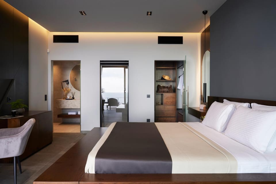 Shower, Bed, Bathroom, Coffee/tea facilities, Photo of the whole room, Bedroom, heating, heating, soundproof, wardrobe, air conditioner, air conditioner