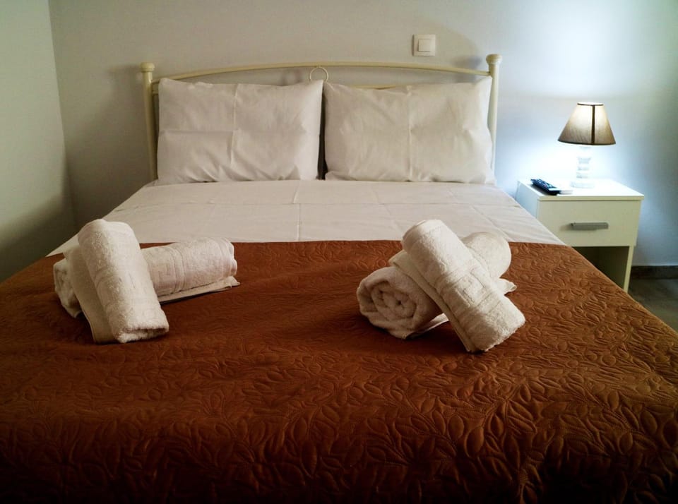 Property building, Bed, Bedroom