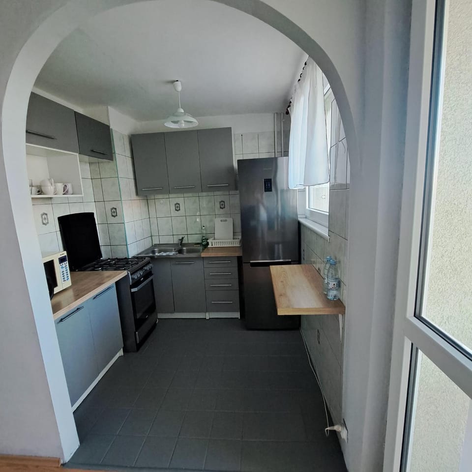 Kitchen or kitchenette, microwave, oven