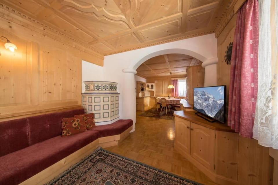 TV and multimedia, Living room, Seating area, Evening entertainment