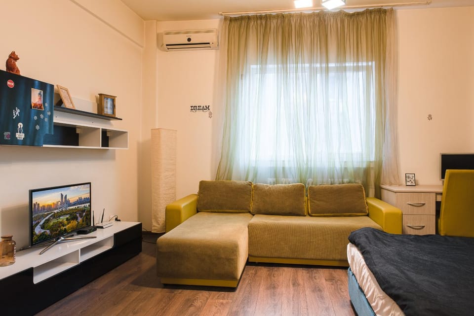 Bed, TV and multimedia, Seating area, Bedroom, air conditioner