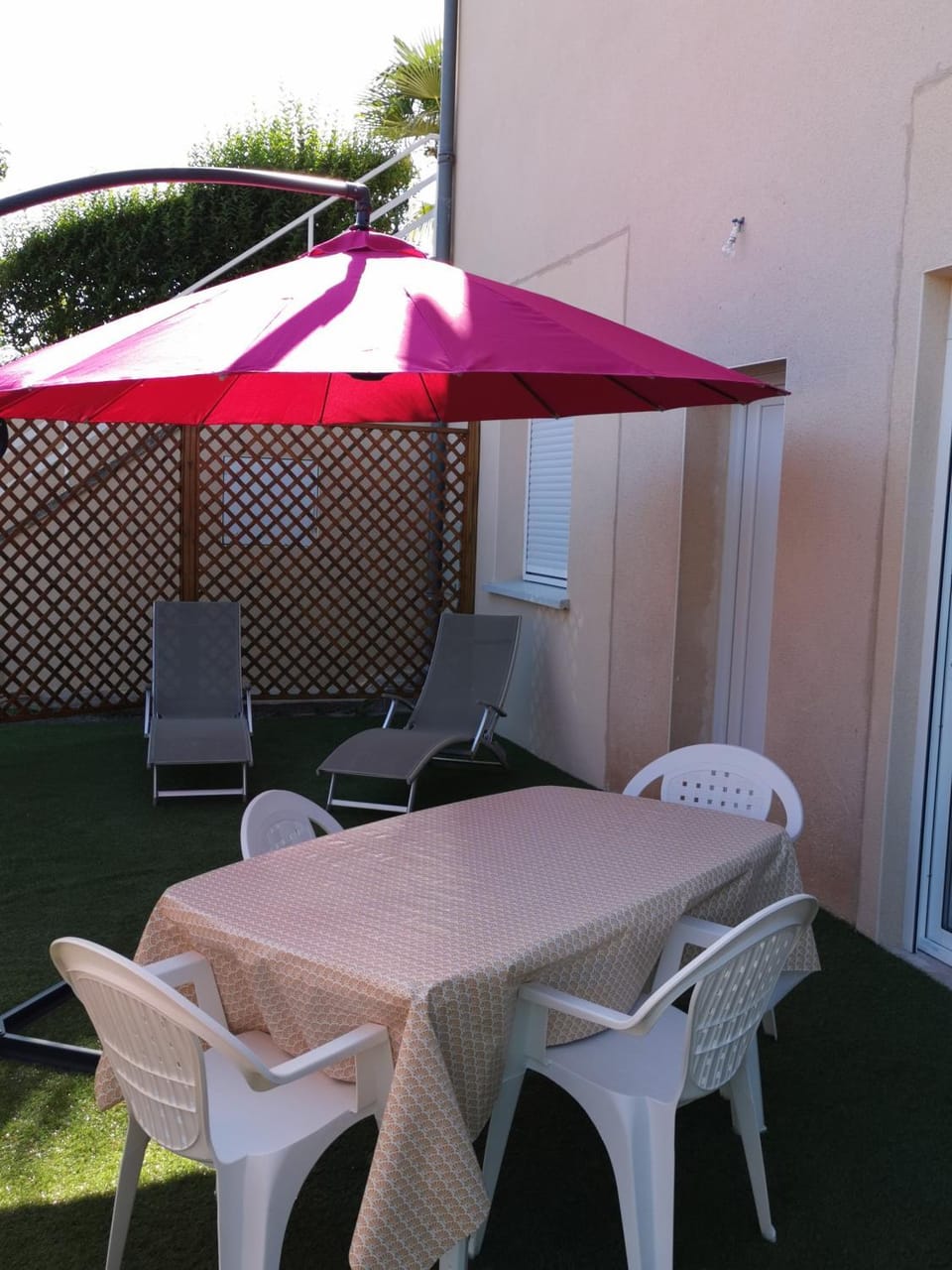Patio, Day, Dining area, sunbed
