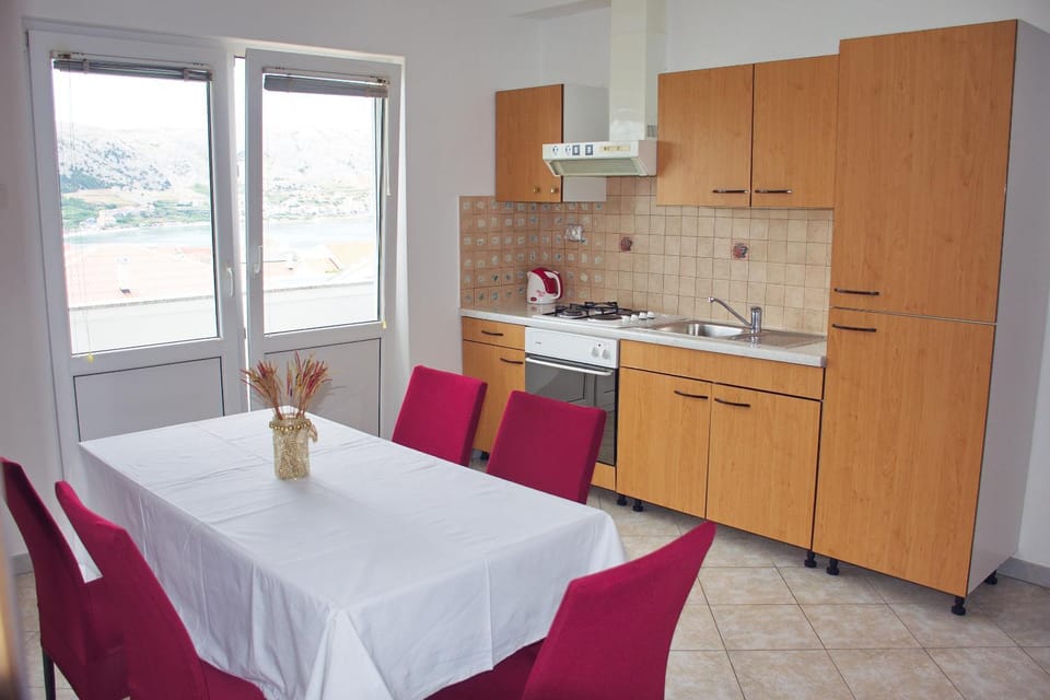 Kitchen or kitchenette, Seating area, Dining area