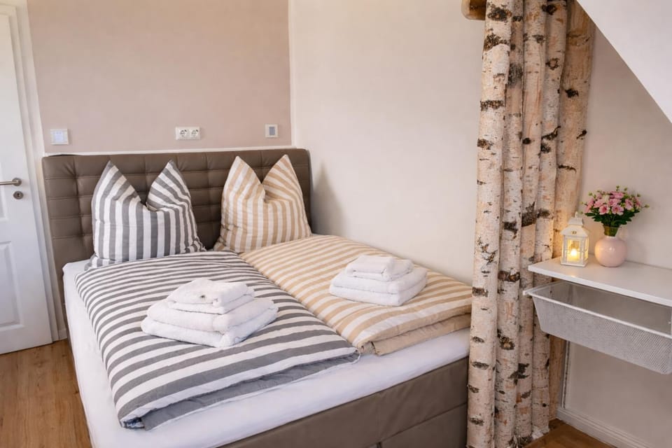 Bed, Photo of the whole room, Bedroom, towels