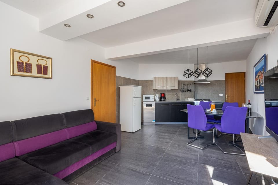 Spacious 80m2 place, great views:-) 2 bedrooms ! Apartment in Dubrovnik