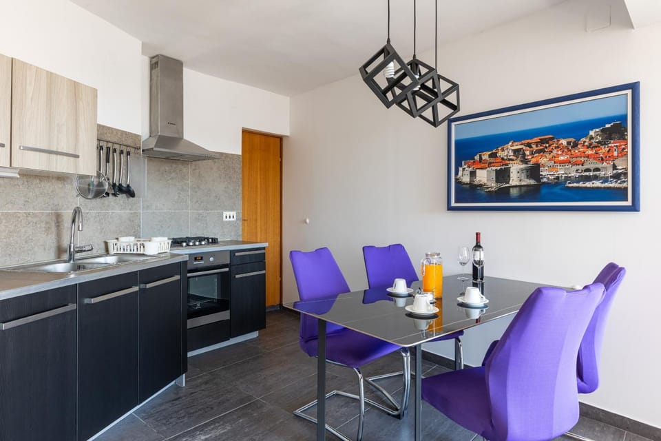 Spacious 80m2 place, great views:-) 2 bedrooms ! Apartment in Dubrovnik