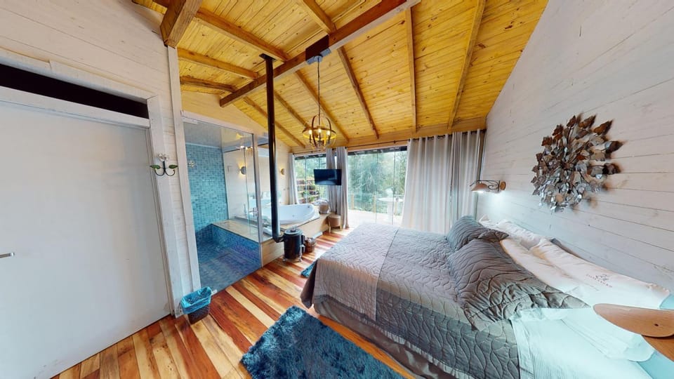 Bed, TV and multimedia, Photo of the whole room, Seating area, Bedroom