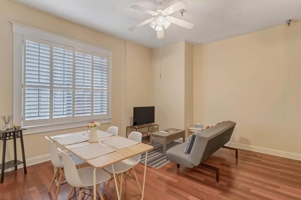 LT Stay Discounts! Cozy 2 BR Apt - Pet Friendly! Apartment in Jacksonville