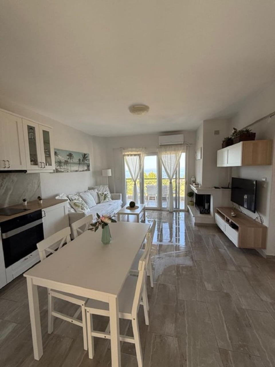 Communal lounge/ TV room, Kitchen or kitchenette, Living room