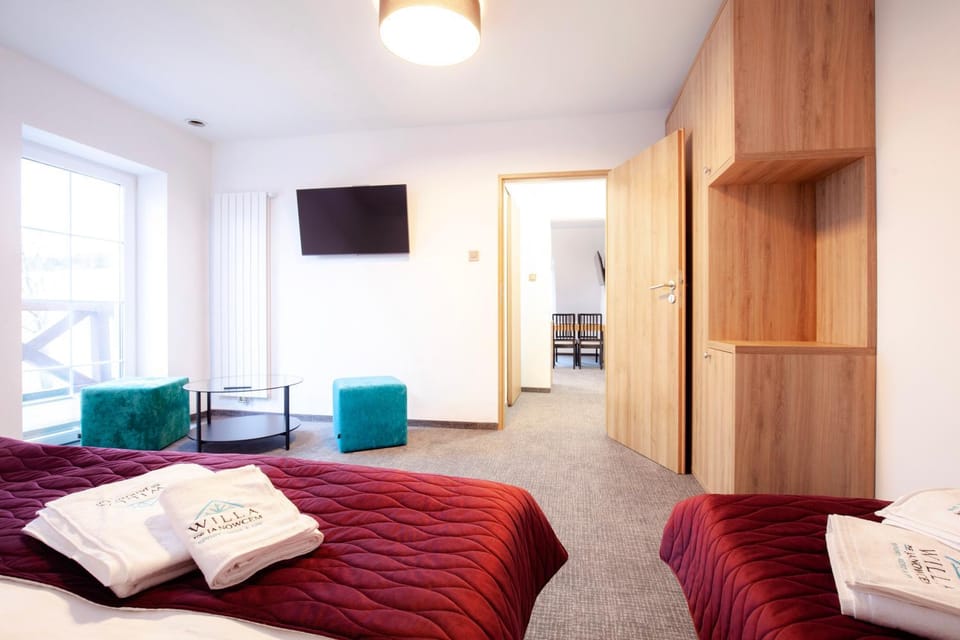 Bed, TV and multimedia, Coffee/tea facilities, Photo of the whole room, Bedroom, hair dresser, towels, wardrobe