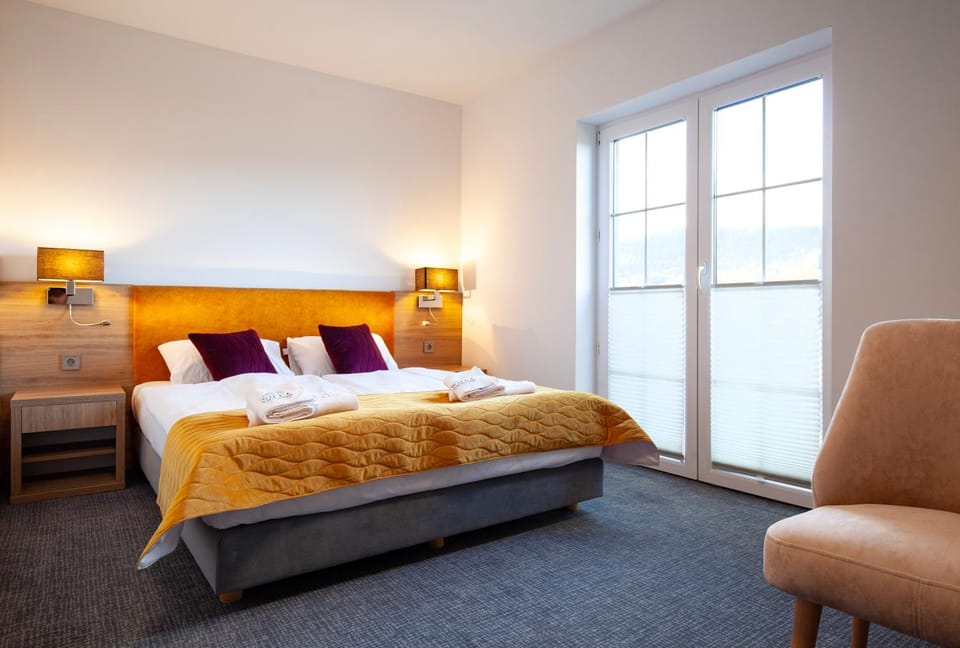 Bed, Bedroom, towels