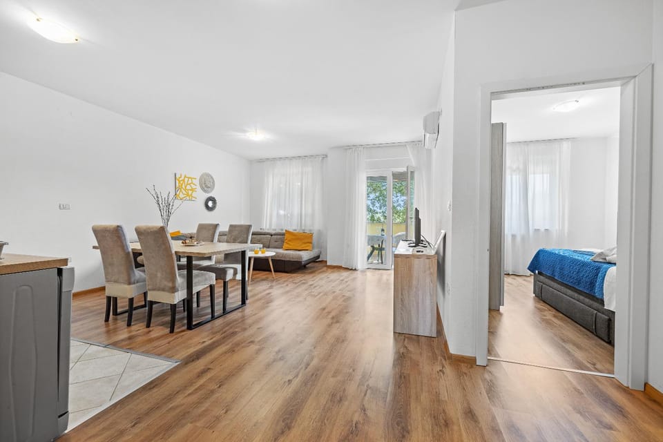 Bed, Living room, Photo of the whole room, Seating area, Dining area, Bedroom