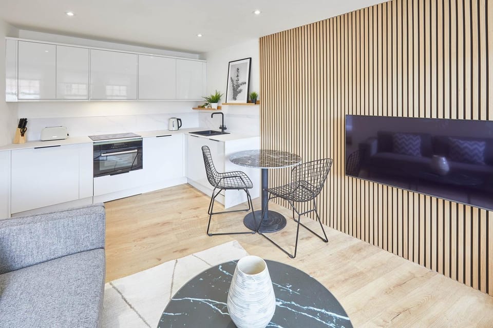TV and multimedia, Kitchen or kitchenette, Living room, Seating area, Dining area