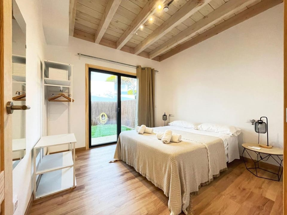 Bed, Bedroom, Garden view, towels, wardrobe