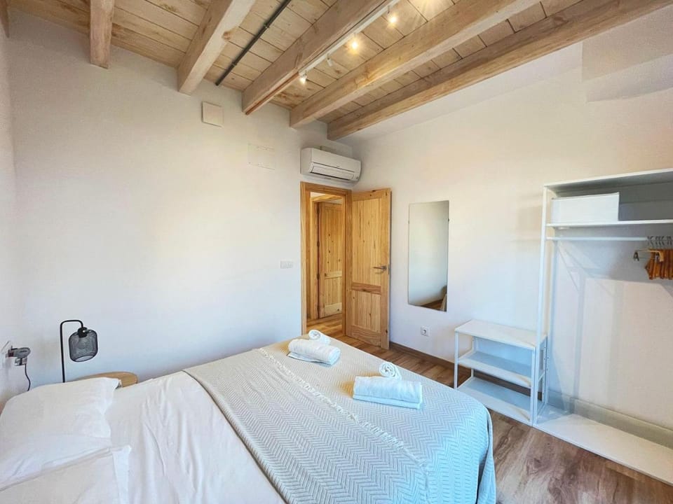 Bed, Bedroom, internet, wardrobe, air conditioner