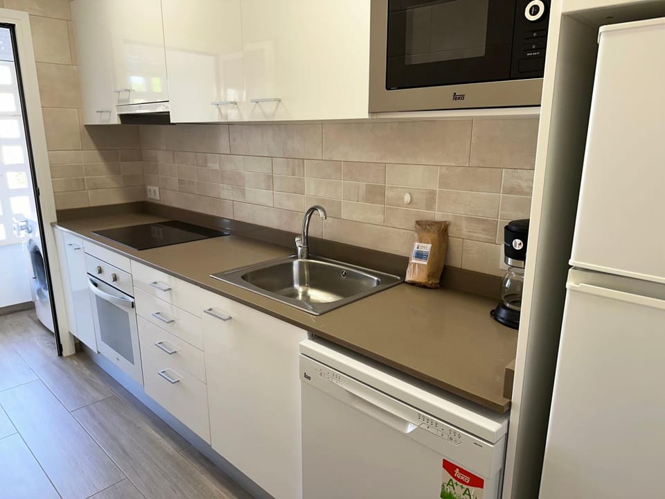 Kitchen or kitchenette, dishwasher, oven