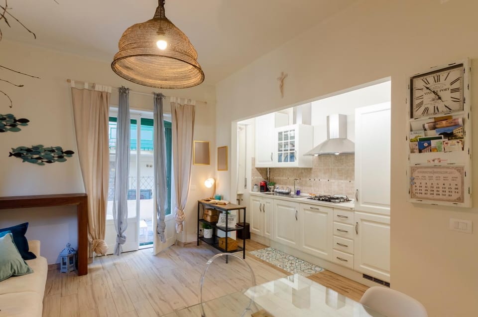 Kitchen or kitchenette, Living room