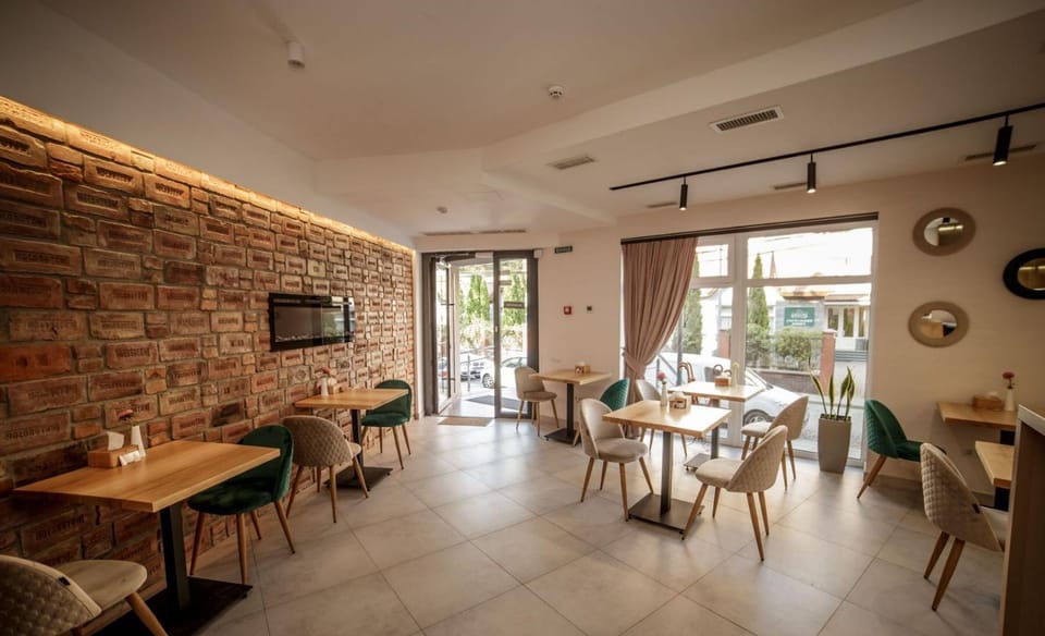 Restaurant/places to eat, Restaurant/places to eat