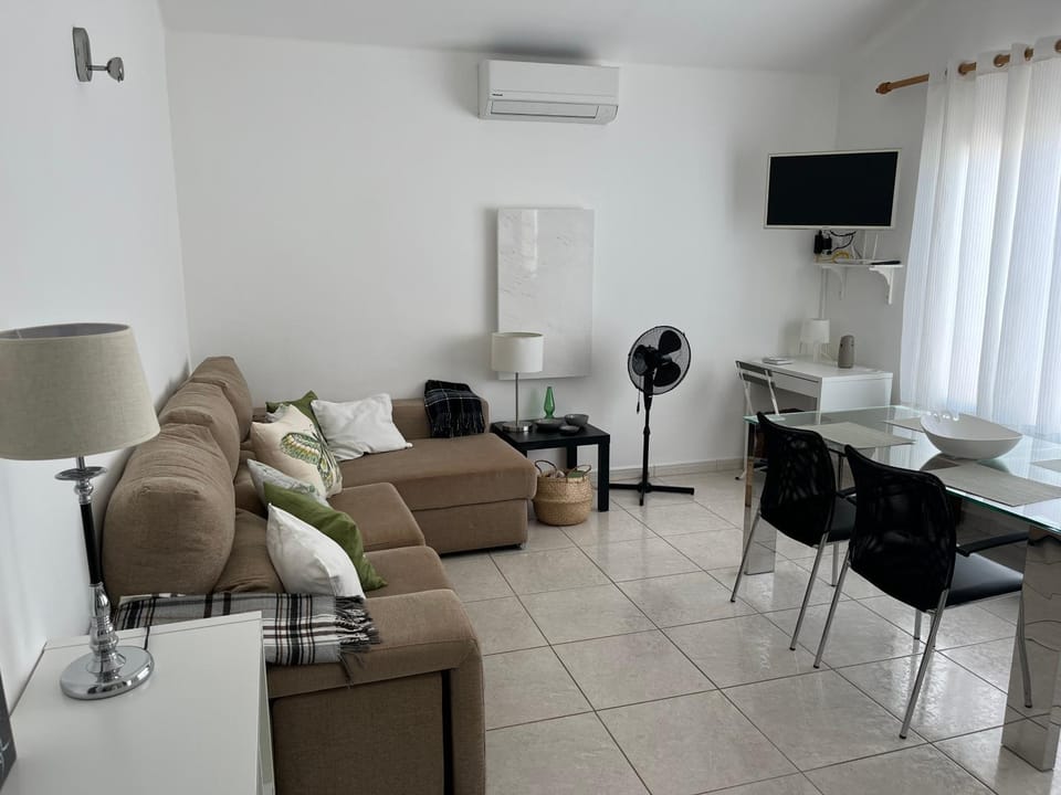 Living room, Seating area, Dining area, air conditioner