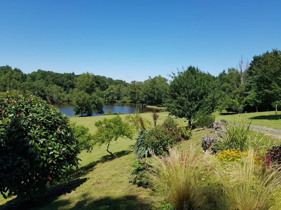 Les Deux Lacs - Stunning Gite, with private swimming pool and 2.75 acre fishing lake House in Nouvelle-Aquitaine