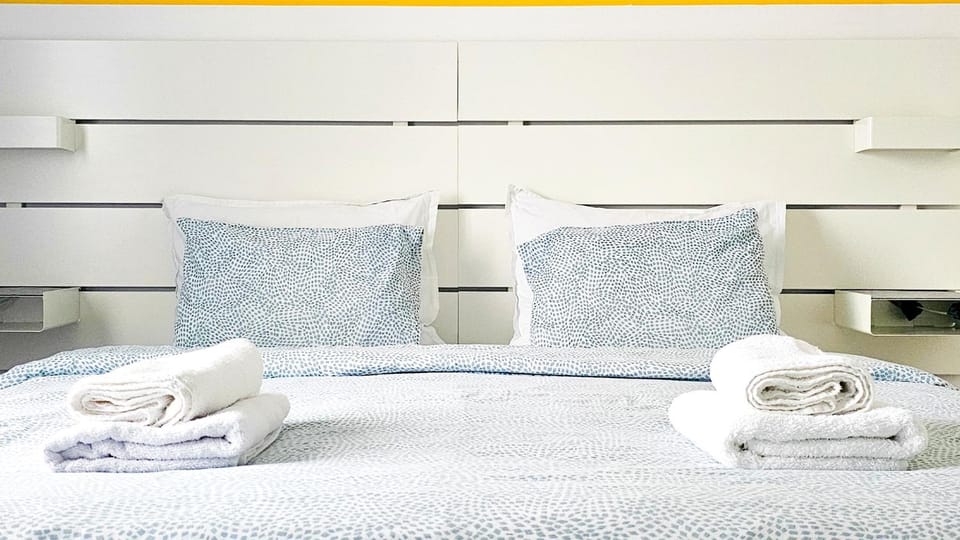 Bed, Bedroom, towels