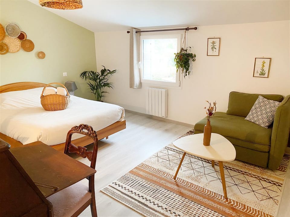 Bed, Photo of the whole room, Seating area