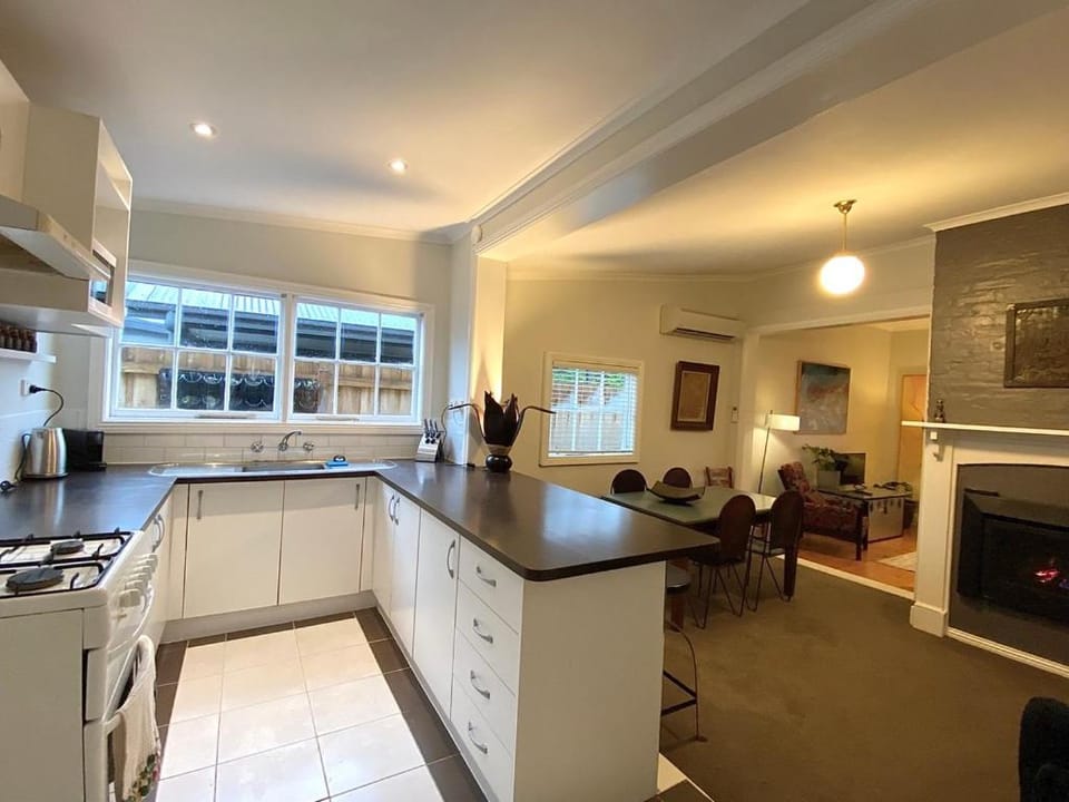 Loose Leaf Cottage House in Kyneton