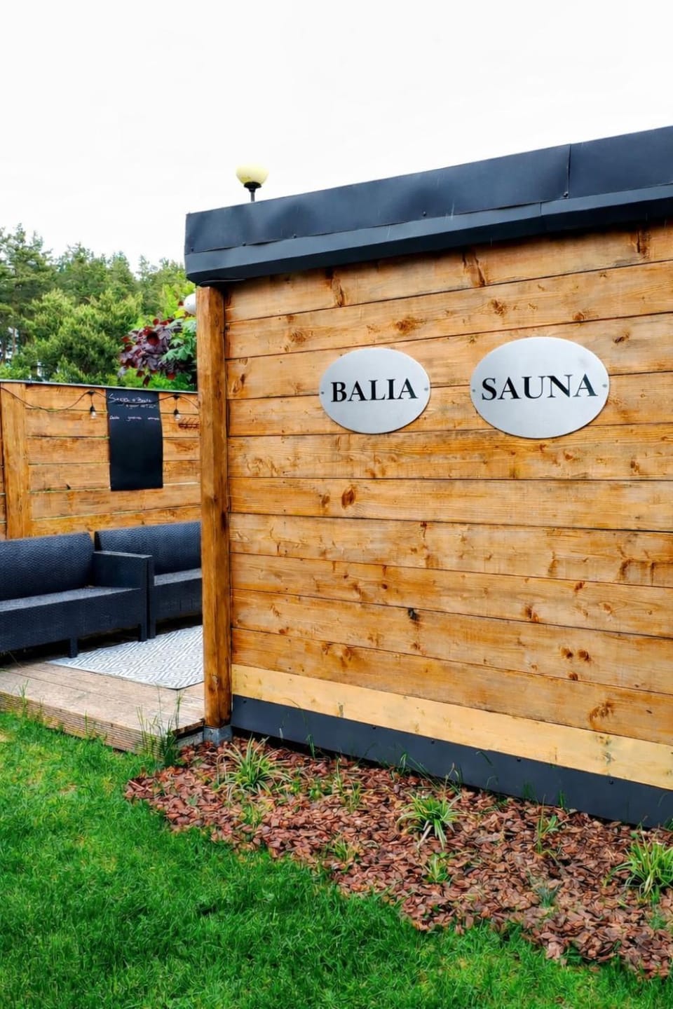 Spring, Day, Natural landscape, Garden, TV and multimedia, Spa and wellness centre/facilities, Animals, Pets, Garden view, Family, Family, pet friendly