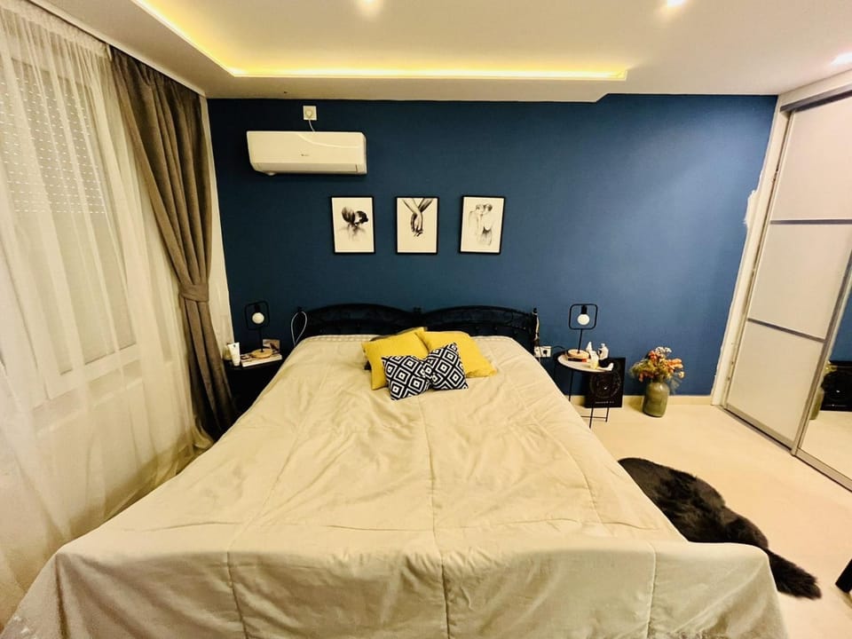 Bed, Bedroom, air conditioner