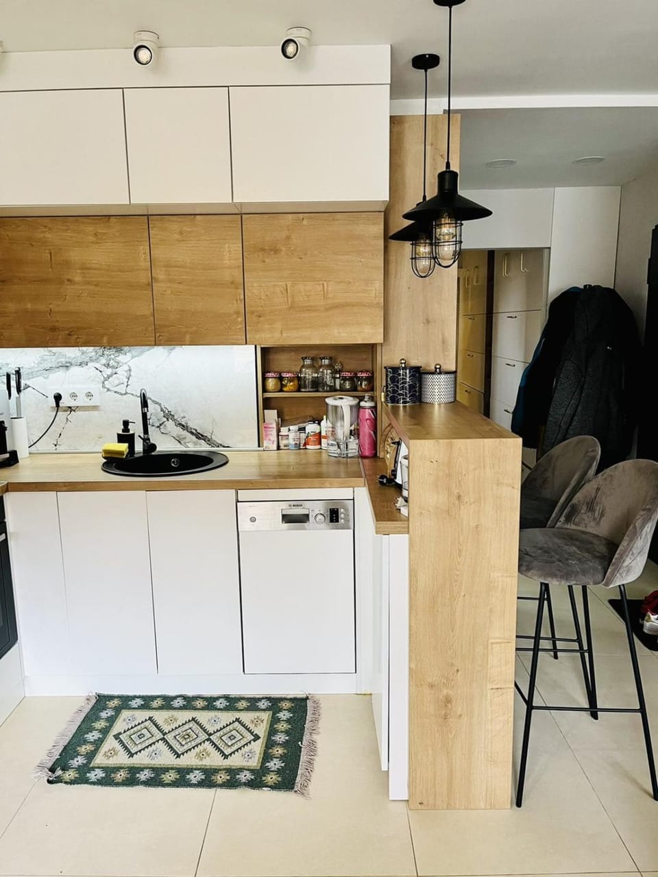 Kitchen or kitchenette, Seating area, stove