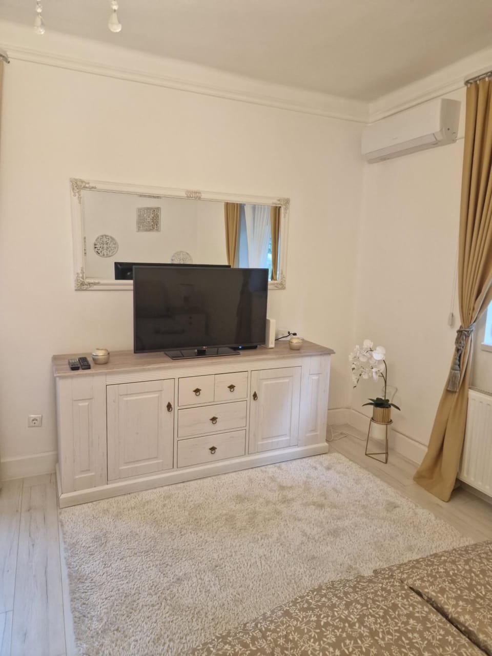 TV and multimedia, air conditioner, air conditioner