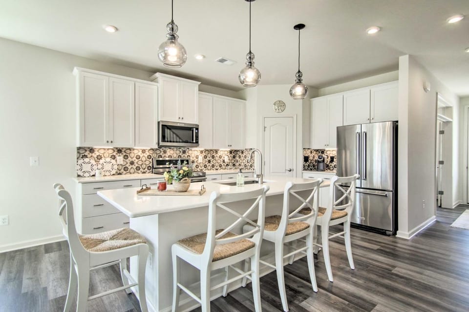 Spacious House: Pool Access Nearby & 4 Mi to Beach House in Millville