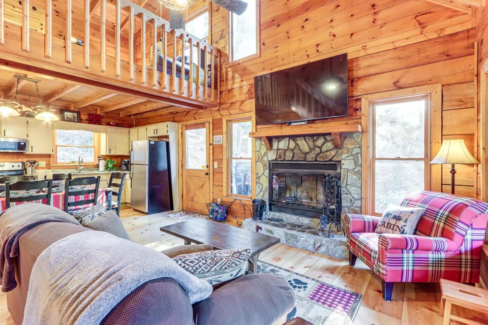 Waterfront Cabin w/ Beautiful River View & Hot Tub Cabin in Ellijay