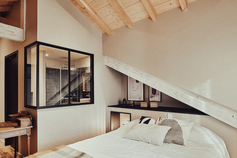 Photo of the whole room, Bedroom
