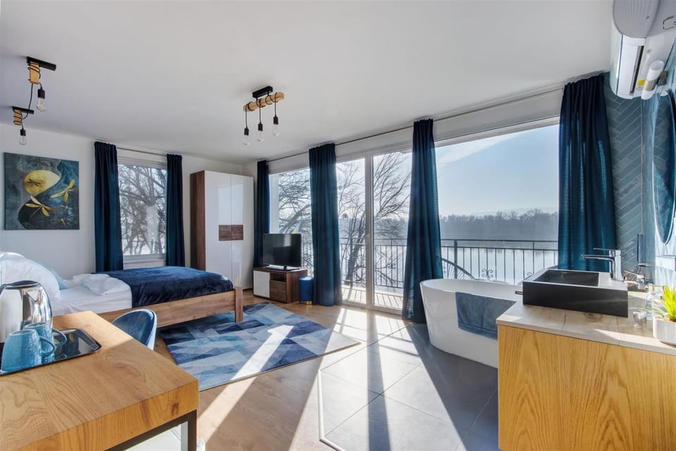 Photo of the whole room, River view
