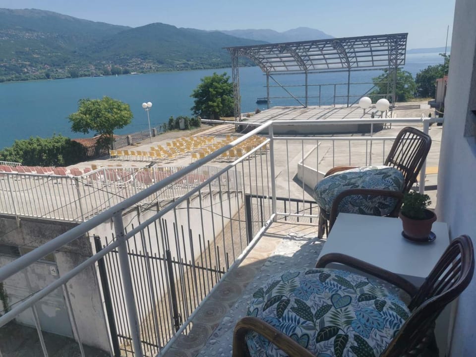 Balcony/Terrace, Lake view, Mountain view