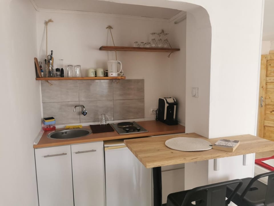 Kitchen or kitchenette, Dining area, stove