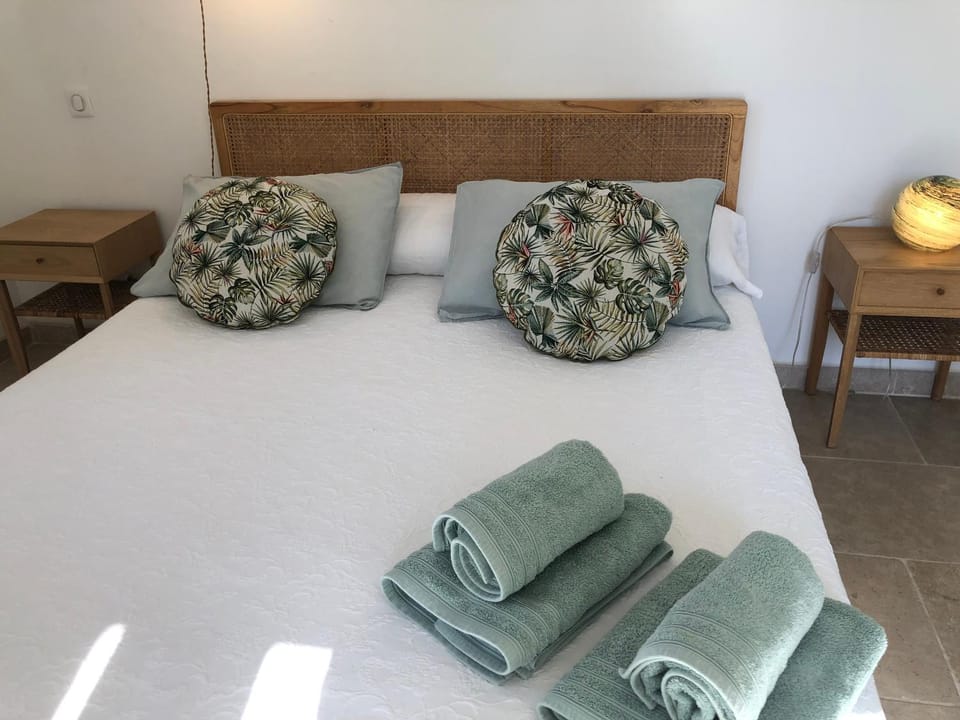 Chambre hôtes Les Garrigues CUCURON Bed and Breakfast in Provence-Alpes-Côte d'Azur