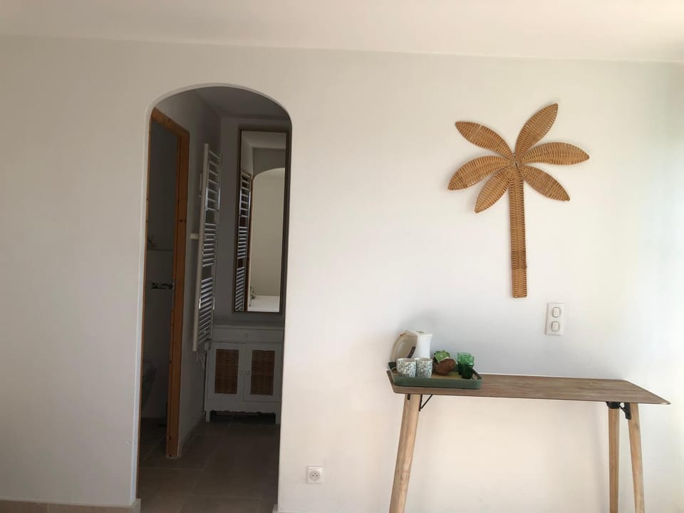 Chambre hôtes Les Garrigues CUCURON Bed and Breakfast in Provence-Alpes-Côte d'Azur