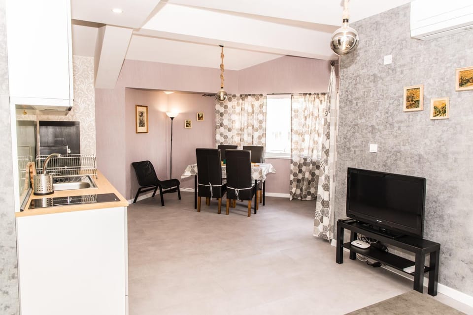 TV and multimedia, Kitchen or kitchenette, Dining area