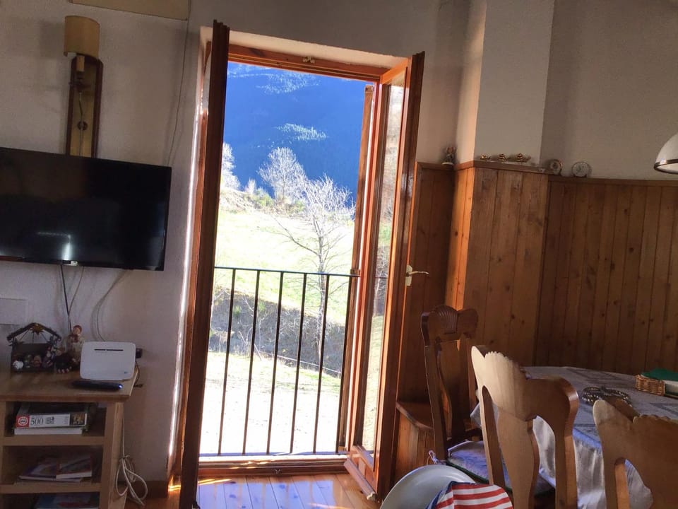 Natural landscape, TV and multimedia, Dining area, Mountain view