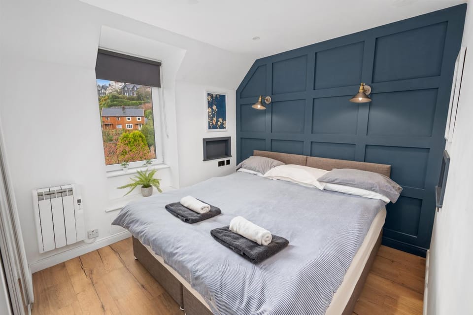 Bed, Photo of the whole room, Bedroom, towels