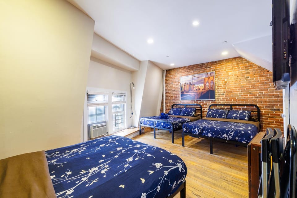 Bed, TV and multimedia, Photo of the whole room