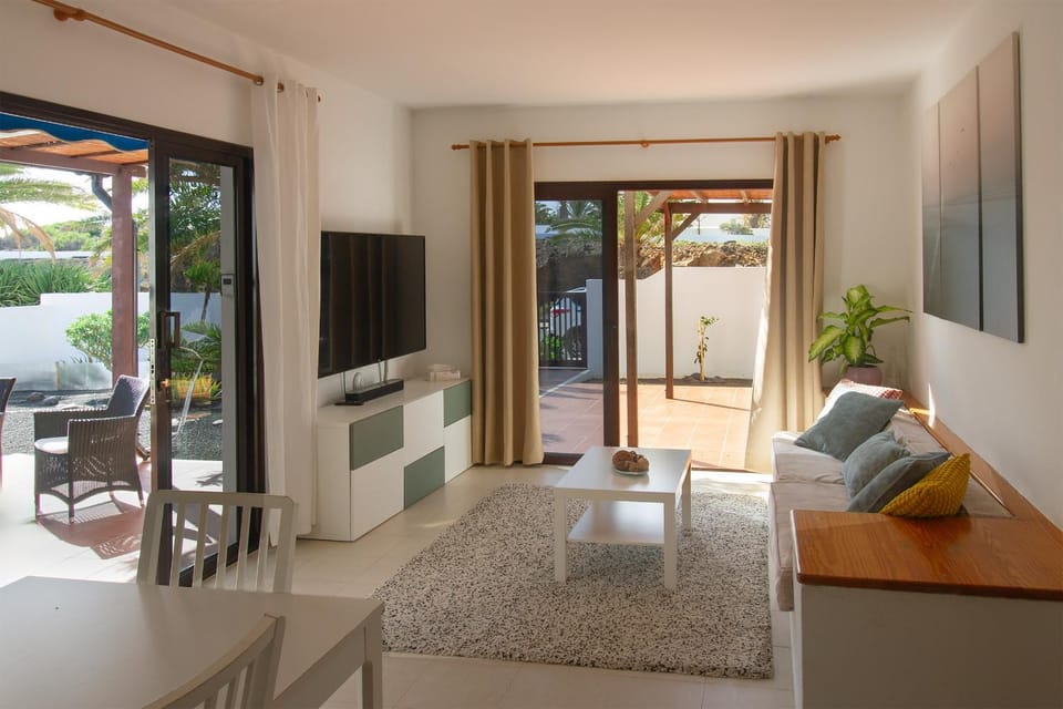 Property building, Communal lounge/ TV room, TV and multimedia, Breakfast