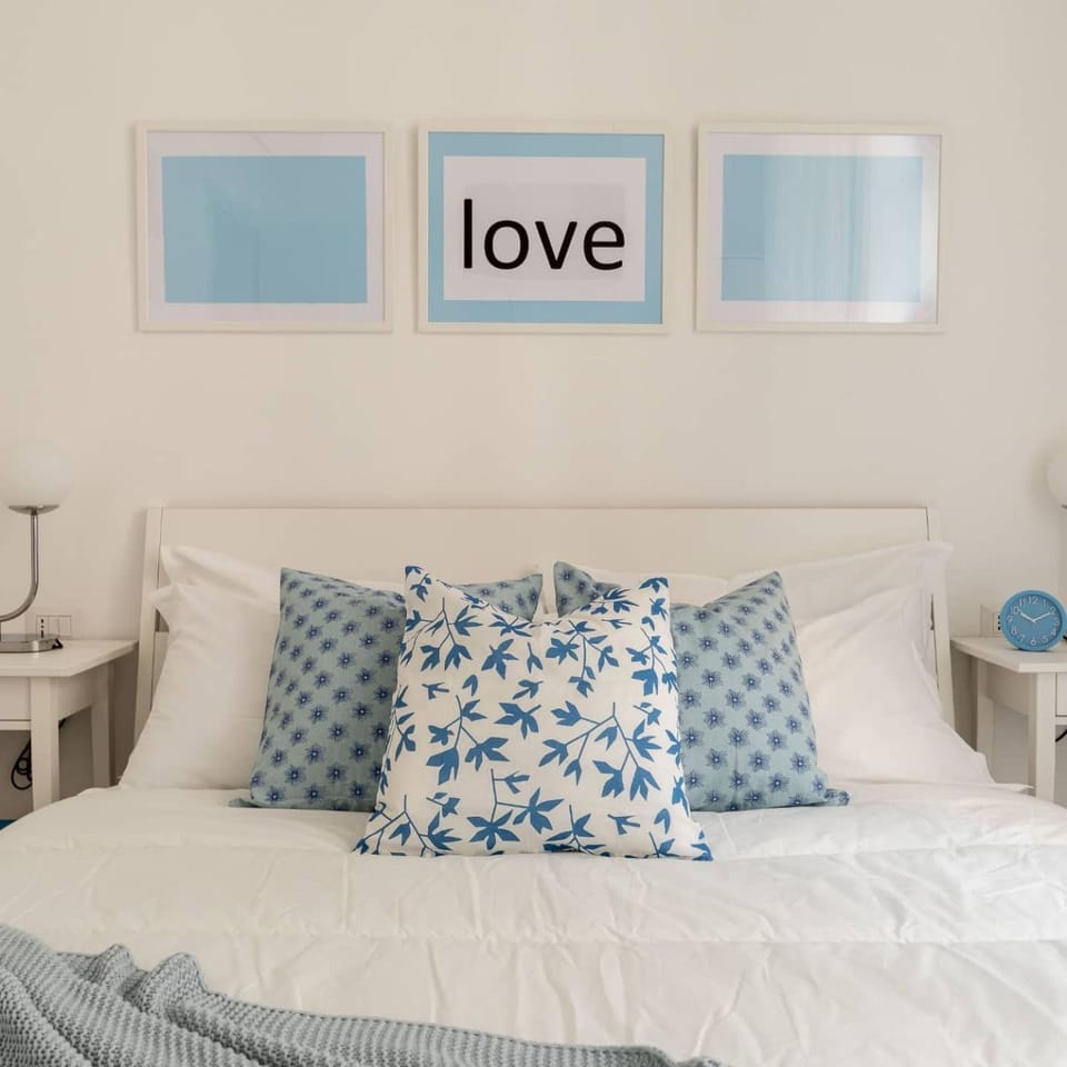 Bed, Photo of the whole room, Bedroom, Text overlay