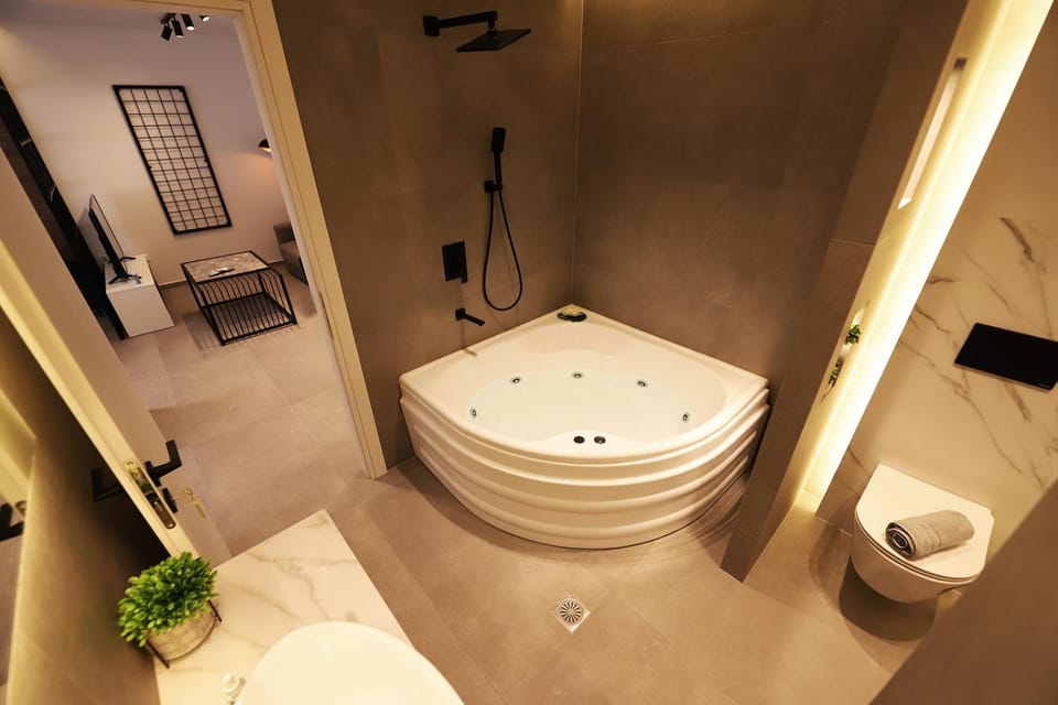 Hot Tub, Bathroom