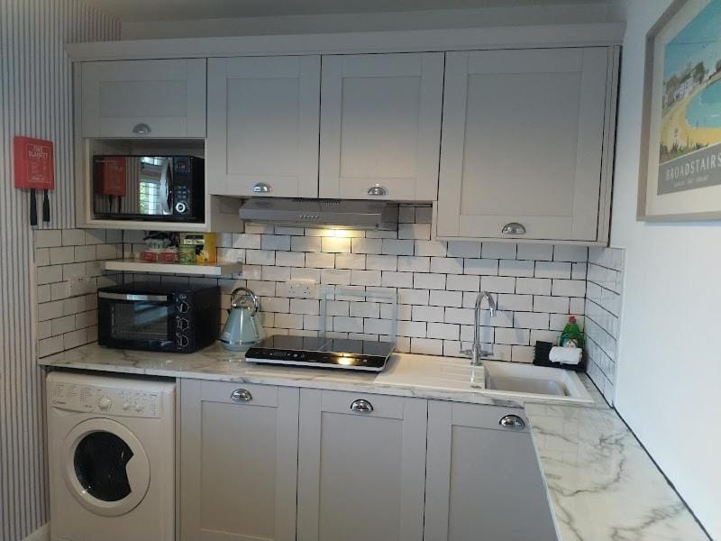 TV and multimedia, Kitchen or kitchenette, Dining area, stove, washing machine