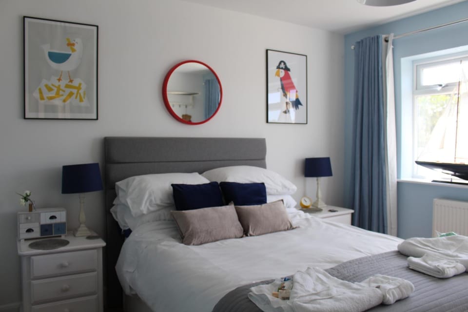 Bed, Photo of the whole room, Bedroom, towels, wardrobe